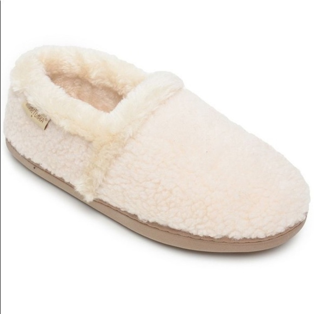 Minnetonka
Women's Dina Slippers size 5-6 Small